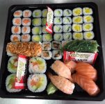 Maki de salmón (8p), Maki de aguacate (8p), Maki de pepino (8p), Maki de nabo (8p), California, Maki grande, Sushi langostino (2p), Sushi salmón (2p)