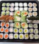 Maki aguacate (6p), Maki cangrejo (6p), Maki queso (6p), Maki pepino (6p), Maki rabano (6p), Maki atún (6p), Maki zanahoria (6p), Rollo escarola (6p), California (6p)